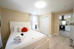 Cottage on 10th Cozy Retreat Near Downtown & Beach - Image 3