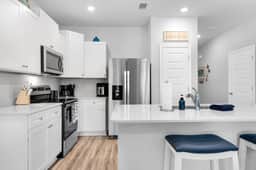 Modern Townhome Near Beaches, Zoo - Image 4