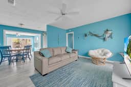 Family Getaway w-Pool, Park & Near Beaches - Image 2