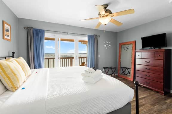 Waterfront Townhouse with Pool, Beach and Kayaks - Image 4