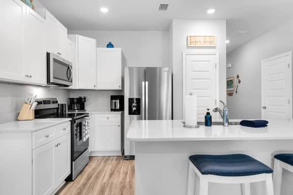 Modern Townhome Near Beaches, Zoo - Image 4