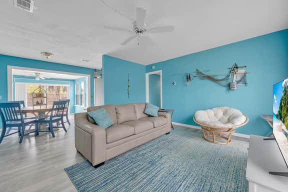 Family Getaway w-Pool, Park & Near Beaches - Image 2