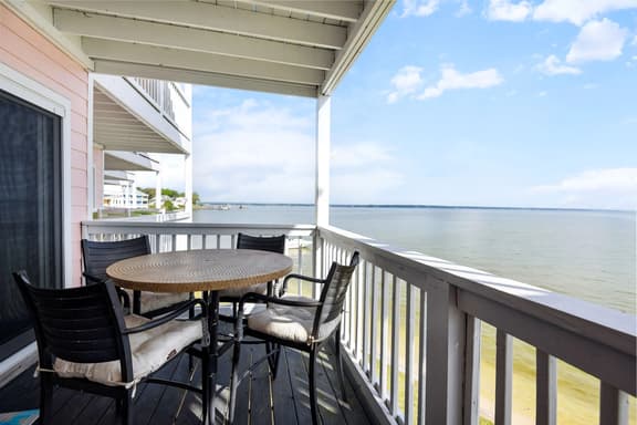 Waterfront Townhouse with Pool, Beach and Kayaks - Image 1