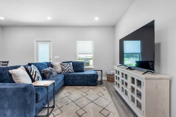 Modern Townhome Near Beaches, Zoo - Image 1