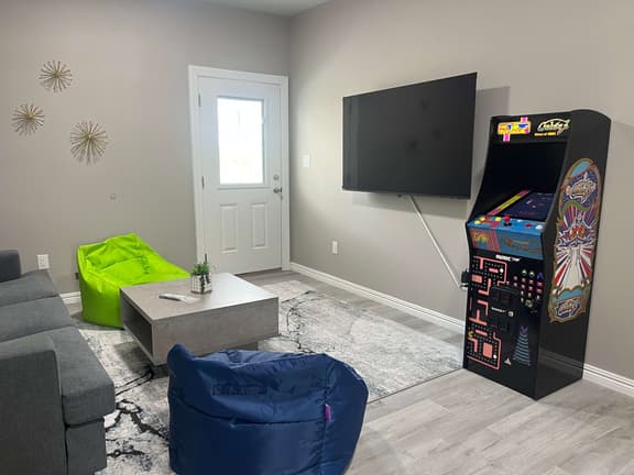 Modern Beach Escape-Game Zone, BBQ, 5 min Beach - Image 1
